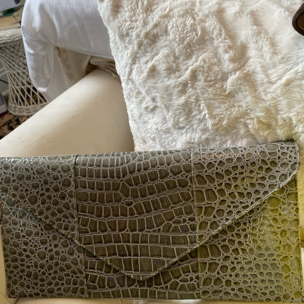Imitation snake envelop clutch